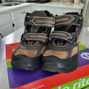 Boys boots size 2.5 wide